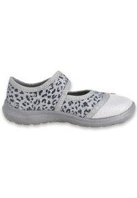 Graue Slipper mit einem Leopardenmuster, elastischen Riemen und einer strukturierten silbernen Zehenschutzkappe. Gummisohle für Grip und Flexibilität.