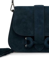 Granatowa torebka z zamszu z podwiniętym klapem, srebrnymi elementami metalowymi i wyraźnym zapięciem. Posiada dekoracyjną frędzel na boku.