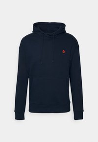 Mörkblå hoodie i mjukt material, med en framficka som är en känguru ficka, dragsko och en liten röd logotyp på bröstet.