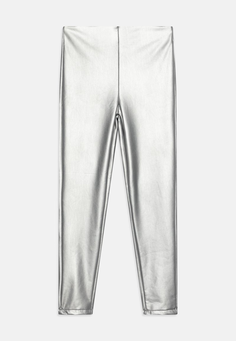 Ασημένια κολάν φτιαγμένα από ένα ανακλαστικό μεταλλικό ύφασμα, με λεία υφή και εφαρμοστή σχεδίαση, χωρίς ορατές ραφές ή διακοσμητικά στοιχεία.