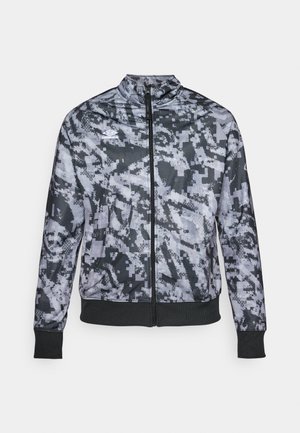 Grå camouflagemønstret zip-up jakke med ståkrave, sorte manchetter og talje, med en glat tekstur og subtile geometriske mønstre.
