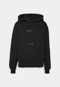 Sudadera negra con un bolsillo tipo canguro en el frente, capucha con cordón y mangas acampanadas. Presenta texto blanco bordado en el pecho. Tejido suave.