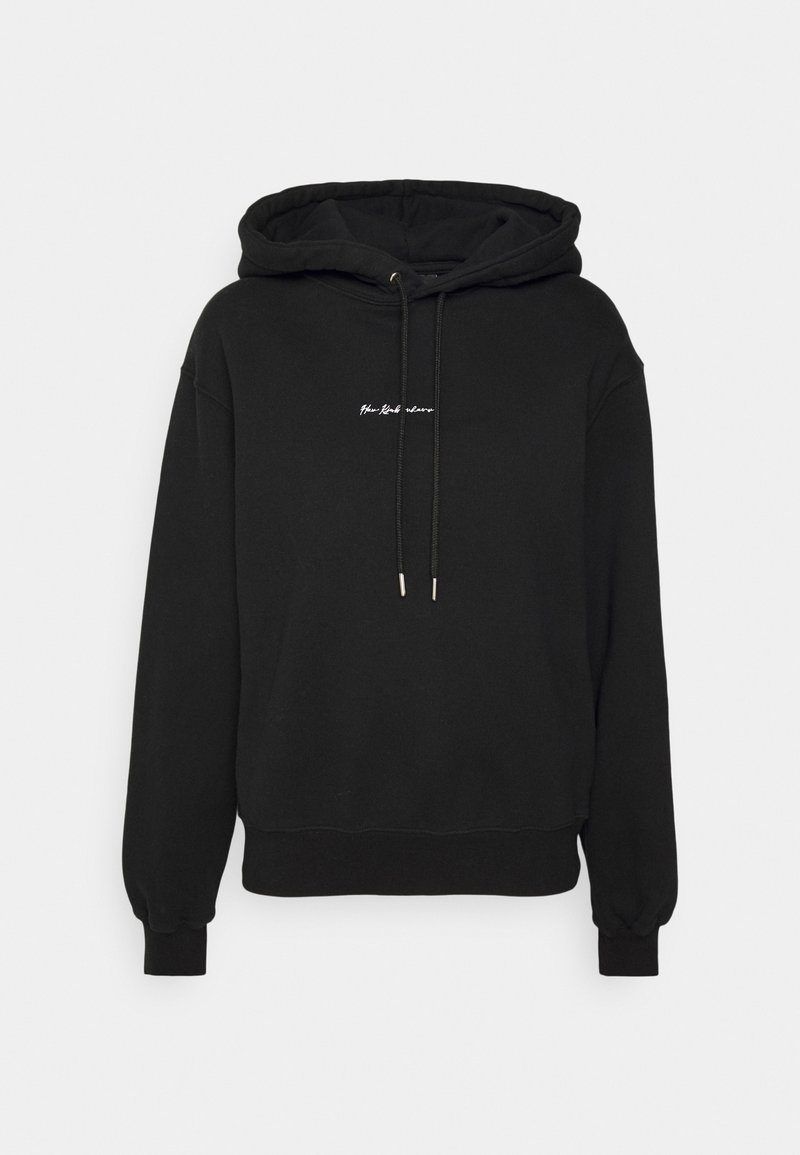 Sudadera negra con un bolsillo tipo canguro en el frente, capucha con cordón y mangas acampanadas. Presenta texto blanco bordado en el pecho. Tejido suave.