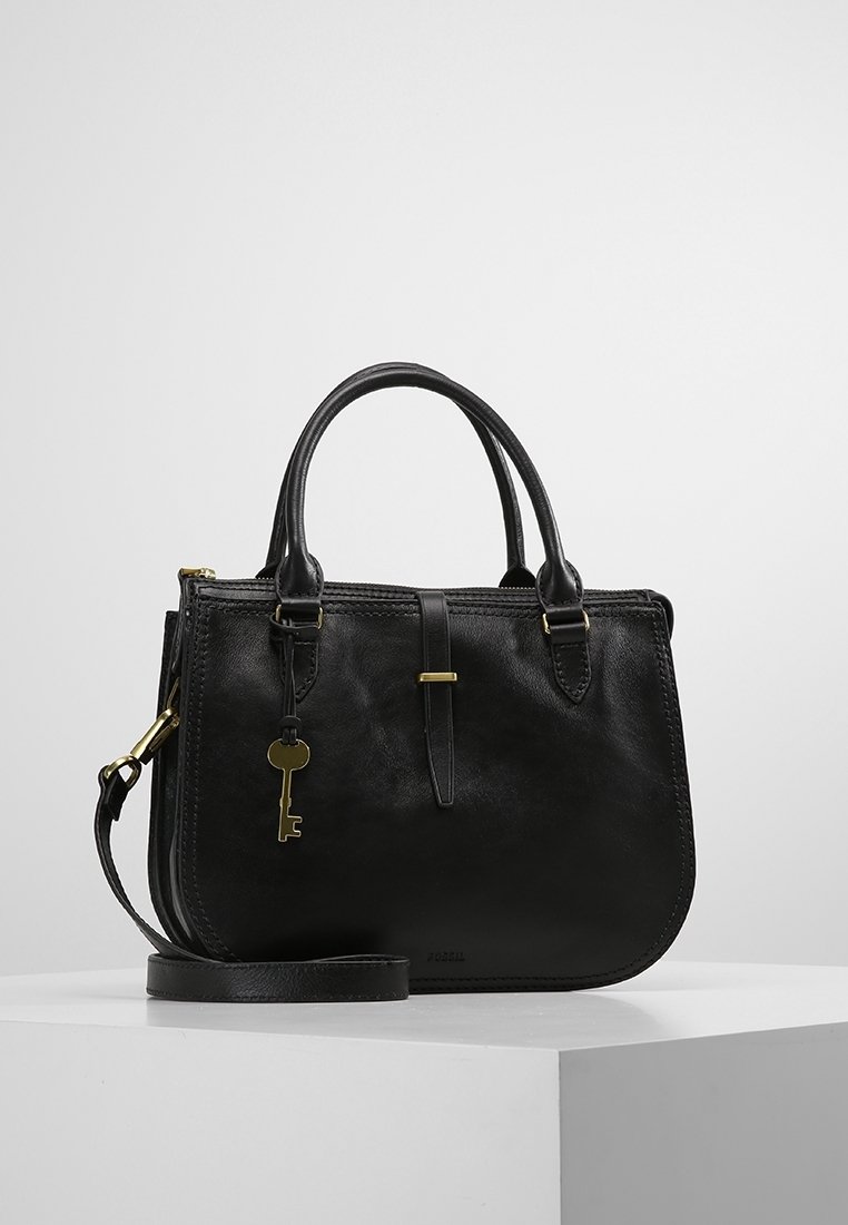 Sac à main en cuir noir avec deux poignées, une bandoulière détachable et un pendentif clé doré en guise d'ornement. Texture lisse, design structuré.