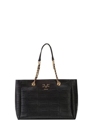 Zwarte lederen totebag met geperst geometrisch patroon, gouden kettinghengsels en goudkleurig "19V69 Italia"-logo op het midden van de voorkant.