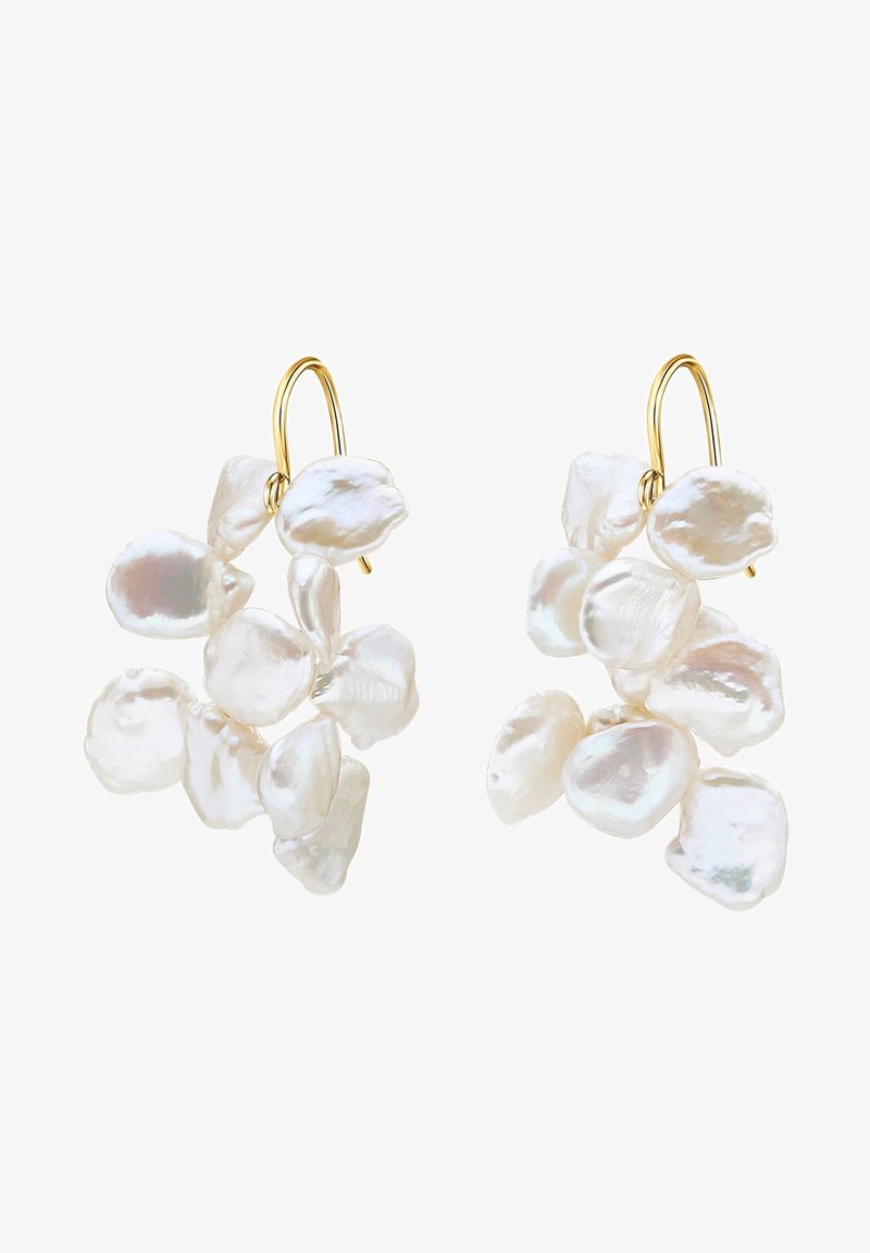 Balti perlų grupės auskarai su nereguliariomis formomis, kabantys ant auksinės spalvos kabliukų, su blizgiu paviršiumi ir įvairiomis tekstūromis.