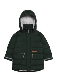 Giacca a vento imbottita verde scuro con cappuccio, chiusura frontale con zip, due tasche laterali con zip e dettaglio etichetta marrone. Interno foderato in grigio chiaro.