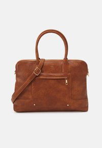 Bruine leren handtas met een gestructureerd ontwerp, dubbele handvatten, afneembare schouderriem, voorvak en accenten van goudkleurig metalen beslag.