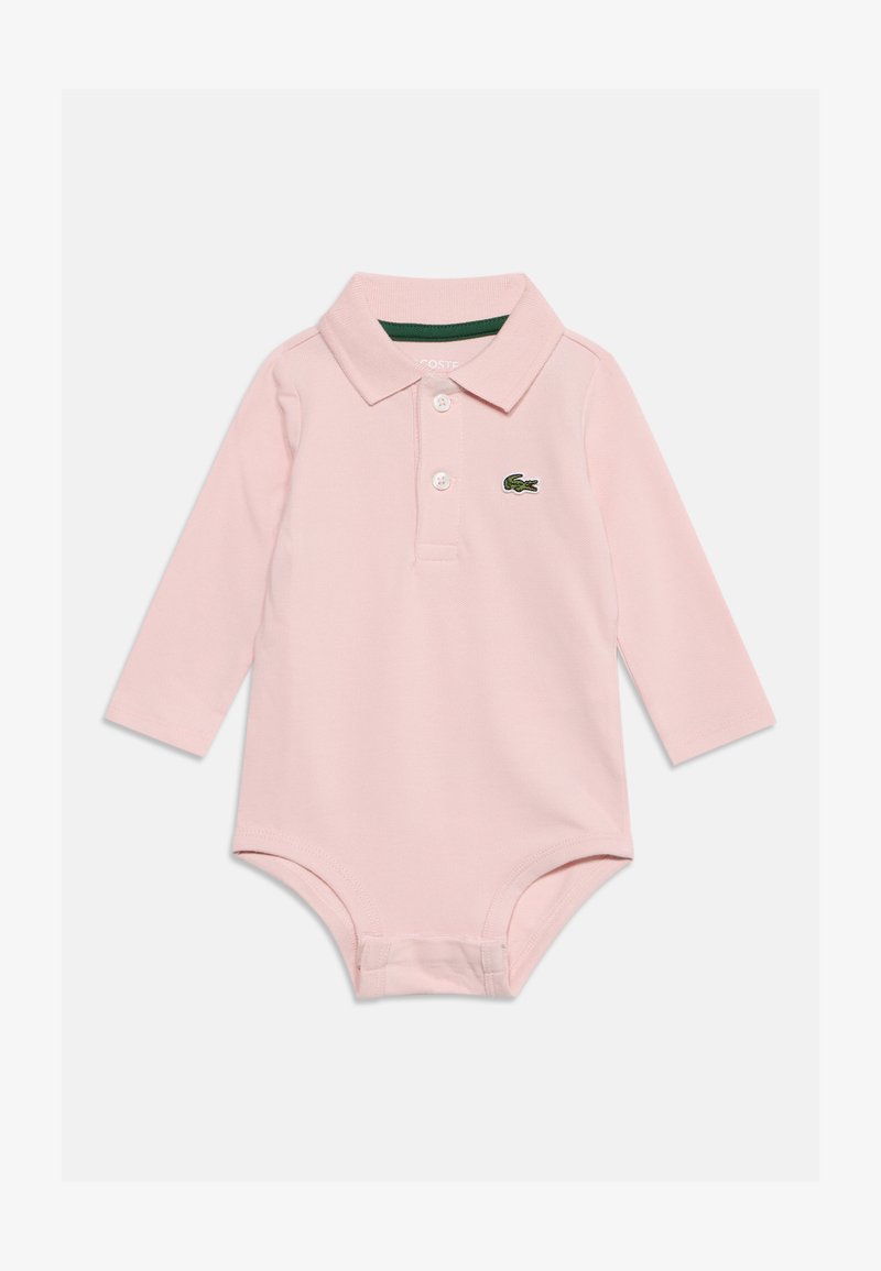 Body bébé rose à manches longues avec col et boutons, avec un petit logo crocodile vert sur la poitrine.