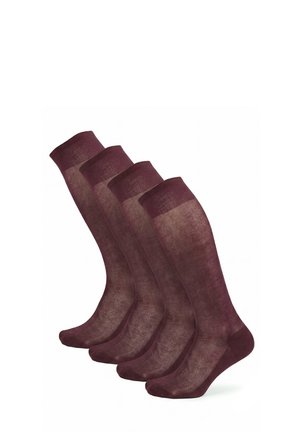 Vier Paar transparente kniehohe burgunderfarbene Socken, diagonal auf weißem Hintergrund angeordnet.