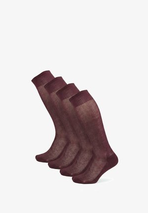 Vier Paar transparente kniehohe burgunderfarbene Socken, diagonal auf weißem Hintergrund angeordnet.