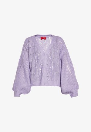 Lila neulecardigan, jossa on lyhyt muotoilu, V-pääntie, nappilukitus sekä avoin kuviointi hihoissa ja vartalossa.