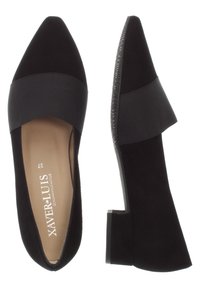 Schwarze Wildleder-Ballerinas mit einer breiten schwarzen Gummibande über dem Mittelfuß und einem niedrigen Blockabsatz. Glatte Textur und schlichtes Design.