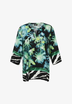 Bloes met bloemenprint, korte mouwen, zwarte achtergrond, levendige groene en blauwe bloemen, en een gestreepte zoom met groene accenten.