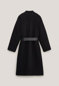 Sort uldfrakke med lange ærmer, et bælte i sort læder i taljen og en lige silhuet. Har et simpelt kravedesign.