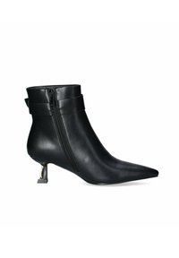 Stivale alla caviglia in pelle nera con punta appuntita, zip laterale e accentuazione in metallo piatto sul tallone. Presenta due fasce orizzontali attorno alla caviglia.
