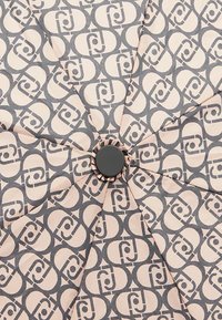 Ombrello costruito con un design simmetrico, caratterizzato da un tessuto rosa chiaro decorato con motivi grigi ripetuti e un bottone centrale nero.