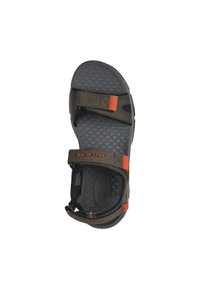 Sandali Skechers con suola testurizzata grigia, cinturini verde scuro e dettagli arancioni. Presentano cinturini regolabili per una vestibilità sicura.