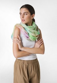 Scarf leggero multicolore in tessuto morbido che presenta tonalità pastello di verde, rosa e giallo, che si drappeggia liberamente attorno al collo.