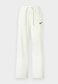 Fehér Nike melegítőnadrág, elasztikus derékrésszel, fekete-fehér zsinórral, és fekete hímzett Nike pipa emblémával a bal combon.