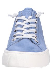 Baskets en daim bleu clair avec semelle en caoutchouc blanche, bout rond et lacets plats blancs passés dans des œillets en argent.