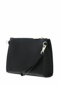 Pochette en cuir noir texturé avec fermeture éclair et accessoires dorés. Comprend une bandoulière amovible pour des options de port polyvalentes.
