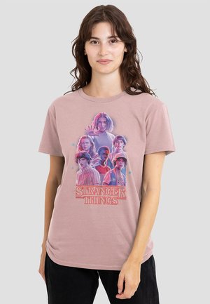 STRANGER THINGS GLOW GROUP - Print T-shirt - pink