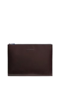 Funda para portátil de cuero marrón, textura suave, cierre con cremallera, logo en relieve en el frente, forma rectangular, diseño minimalista.