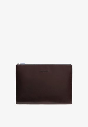 Custodia per laptop in pelle marrone, texture liscia, chiusura con zip, logo impresso sul davanti, forma rettangolare, design minimalista.