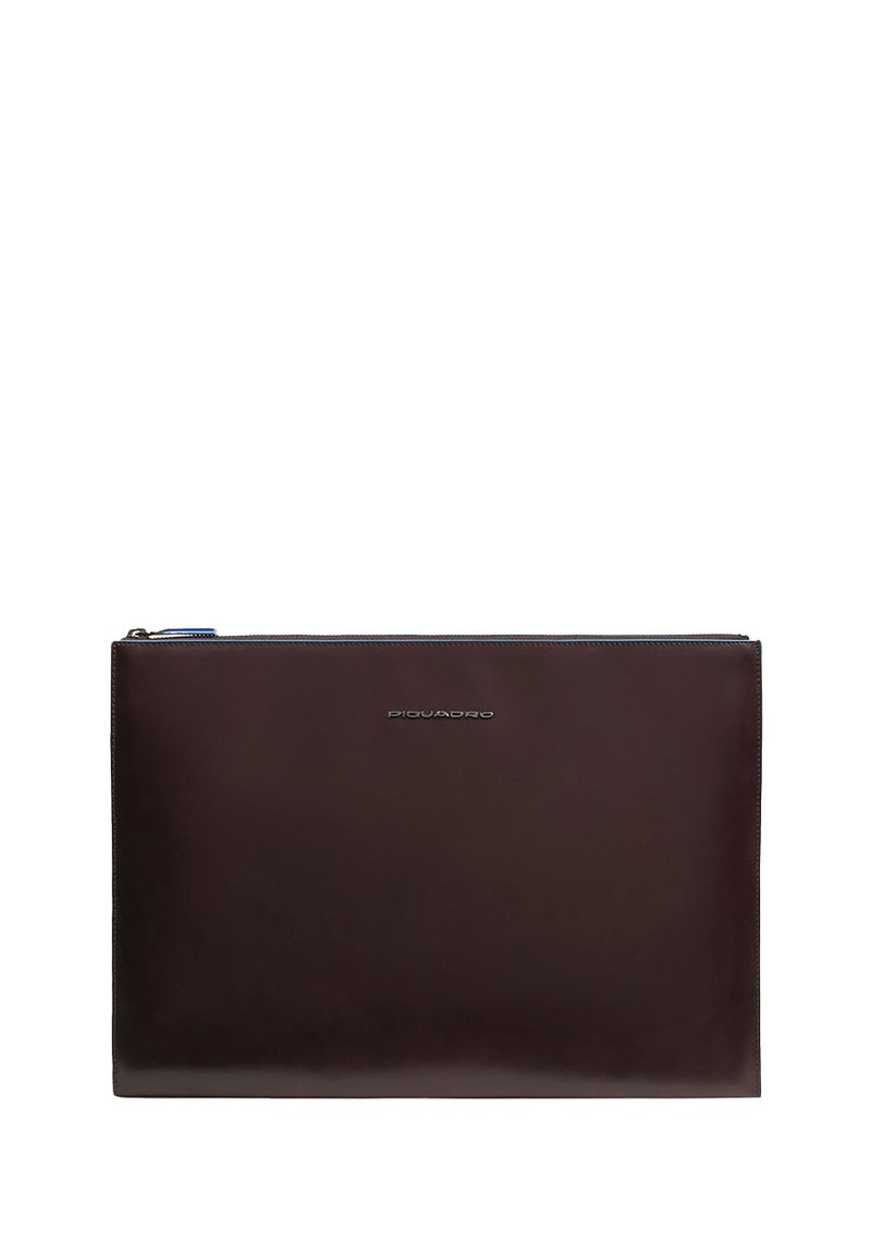 Funda para portátil de cuero marrón, textura suave, cierre con cremallera, logo en relieve en el frente, forma rectangular, diseño minimalista.