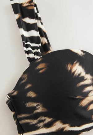 Crni bikini top s uzorkom životinjskog printa, s svijetlosmeđim i bijelim motivima. Izrađen od glatkog materijala, ima prianjajući, oblikovan oblik.
