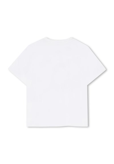 Biała koszulka z krótkim rękawem, okrągłym dekoltem i luźnym krojem. Materiał wydaje się gładki, o jednolitym, czystym kolorze, bez widocznych wzorów.