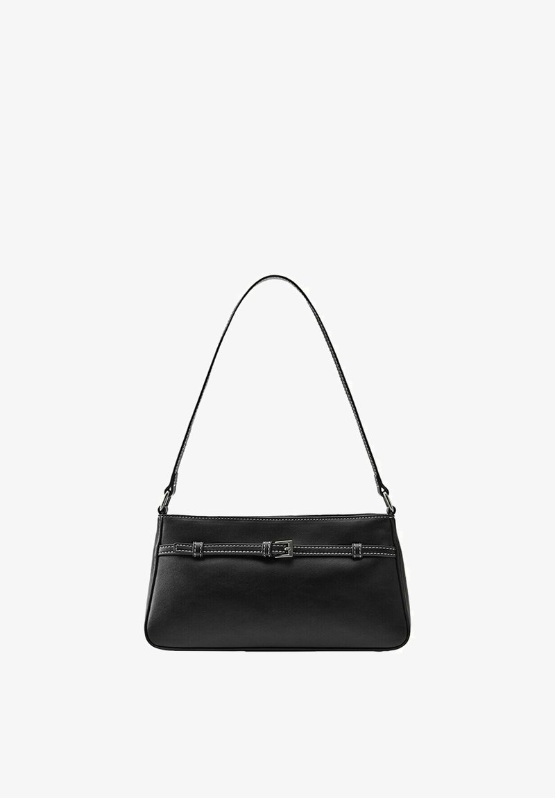 Sac à bandoulière en cuir noir avec une fine sangle réglable et un détail ceinture décoratif à l’avant.