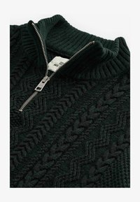 Unselected, dark green