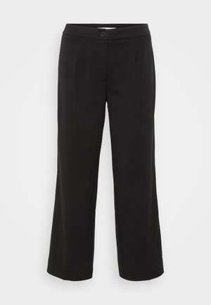 Črne široke hlače z gladko teksturo, enojnim gumbom, stranskimi žepi in krojem, ki se prilega. Brez vidnih vzorcev ali kovinskih delov.