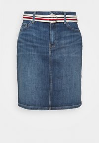 Jeanskjol i mörkblått med en åtsittande silhuett. Har ett kontrasterande randigt bälte i röd, vit och svart, med en metallspänne.