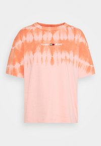Camiseta de manga corta y cuello redondo en un patrón de teñido anudado naranja, con el logo "TOMMY JEANS" en blanco en el pecho. Tejido de algodón suave.