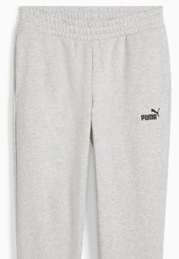 Graue Sweatpants aus weichem Material, mit elastischem Bund und einem schwarzen Puma-Logo auf dem linken Oberschenkel. Einfaches, gerades Bein-Design.
