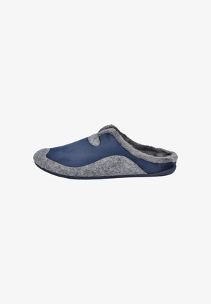 Zapatilla azul marino y gris con parte superior de tela suave, forro texturizado y suave, y punta redondeada. Diseño slip-on con un acento sutil.