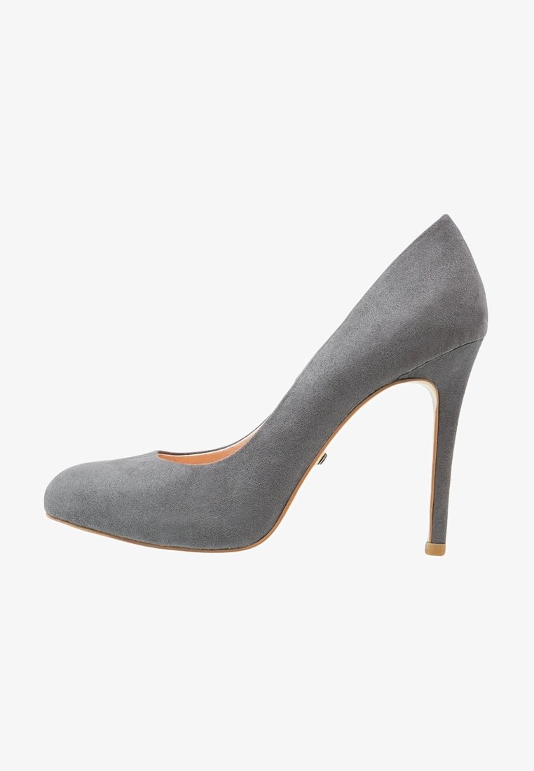 Chaussure à talon haut pour femme en daim gris, bout pointu et talon fin sur fond blanc.