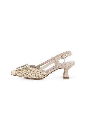 Tacón slingback beige con puntera puntiaguda tejida y hebilla rectangular decorativa con pedrería en la tira frontal.