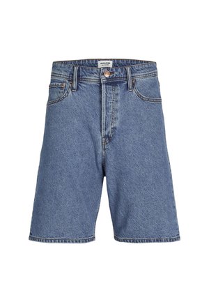 Tricou din bumbac de un verde deschis, purtat cu pantaloni scurți din denim albastri. Șosete albe cu adidași negri și albi. Design simplu, tăietură lejeră.