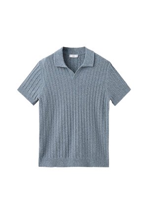 Kort mouw lichtblauw gebreid poloshirt met verticale ribbels en een opgevouwen kraag.