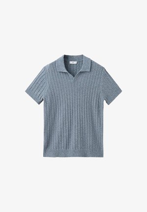 Tricou polo tricotat, albastru deschis, cu mâneci scurte, cu nervuri verticale și guler pliat.