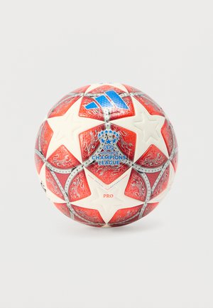 Biała piłka nożna z czerwonymi i srebrnymi akcentami, posiadająca panele w kształcie gwiazd, skomplikowane wzory oraz branding Ligi Mistrzyń UEFA kobiet.