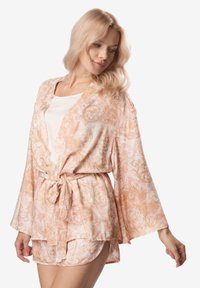 Kimono w kwiatowy wzór w delikatnych brzoskwiniowych odcieniach, wykonany z lekkiego materiału, z szerokimi rękawami, wiązaniem w talii i warstwowym fasonem.