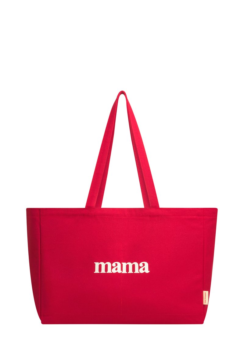 Röd canvas shoppingväska med två handtag, med ordet "mama" i vitt, centrerat på framsidan. Solida textur, rektangulär form.