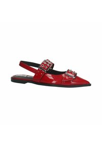 Rode lakleren slingback schoen met spitse neus, twee decoratieve zilveren gespaccenten en een platte zwarte zool.