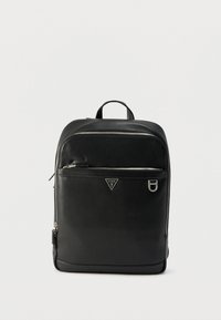 Sac à dos en cuir noir avec fermetures éclair argentées, poche avant zippée, logo Guess en métal et poignée supérieure sur fond blanc uni.