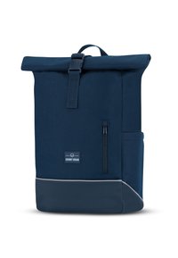 Tengerészeti roll-top hátizsák tartós anyagból készült, elülső cipzáras zsebbel, szürke kiegészítő panellel és állítható pánttal a könnyű hordozhatóság érdekében.